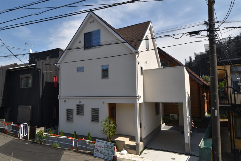 現地写真 三角屋根のお洒落な遊び心のある家