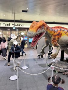 大宮駅に恐竜