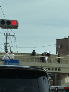 何事？